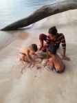 Kugan y su mamá jugando en la playa
